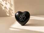 Gedenkwaardig Dierenurn Kairo zwart hart zilveren pootje | Gedenkwaardig Kairo black heart silver paw pet urn