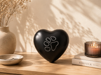 Gedenkwaardig Dierenurn Kairo zwart hart zilveren pootje | Gedenkwaardig Kairo black heart silver paw pet urn