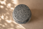 Gedenkwaardig Mini-urn steenlook zwart-wit Silven | Gedenkwaardig Silven black-white stone mini urn