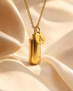 Gedenkwaardig Letterhanger Ashanger Goud Letter A | Gedenkwaardig Initial Necklace Gold Letter A