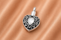 Hartvormige Ashanger Zilver met Witte Steen