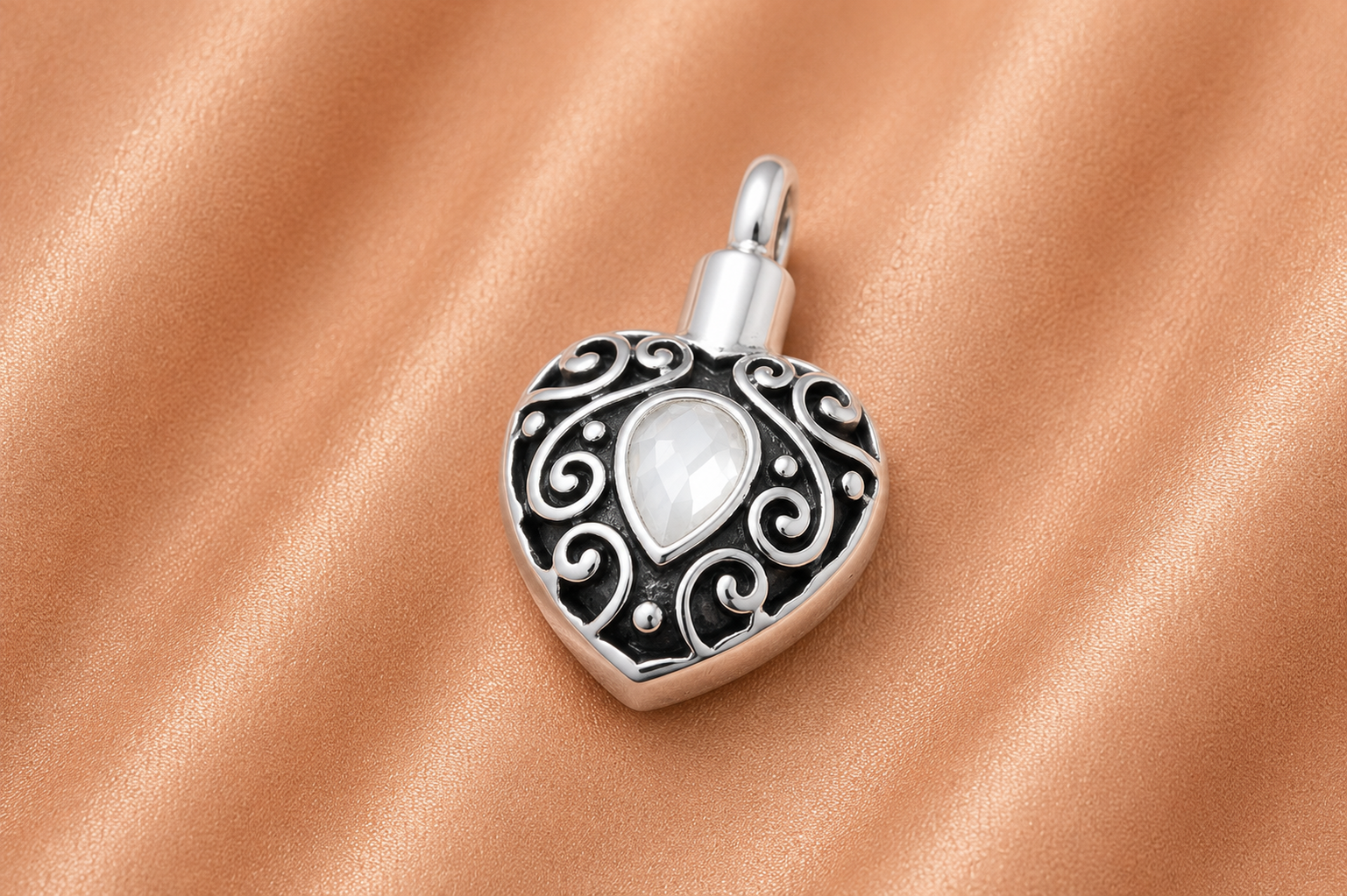 Hartvormige Ashanger Zilver met Witte Steen