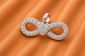 Infinity Hart Ashanger met Kristallen Zilver