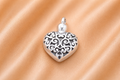 Zilveren Hart Ashanger met Sierlijk Ornamentdesign