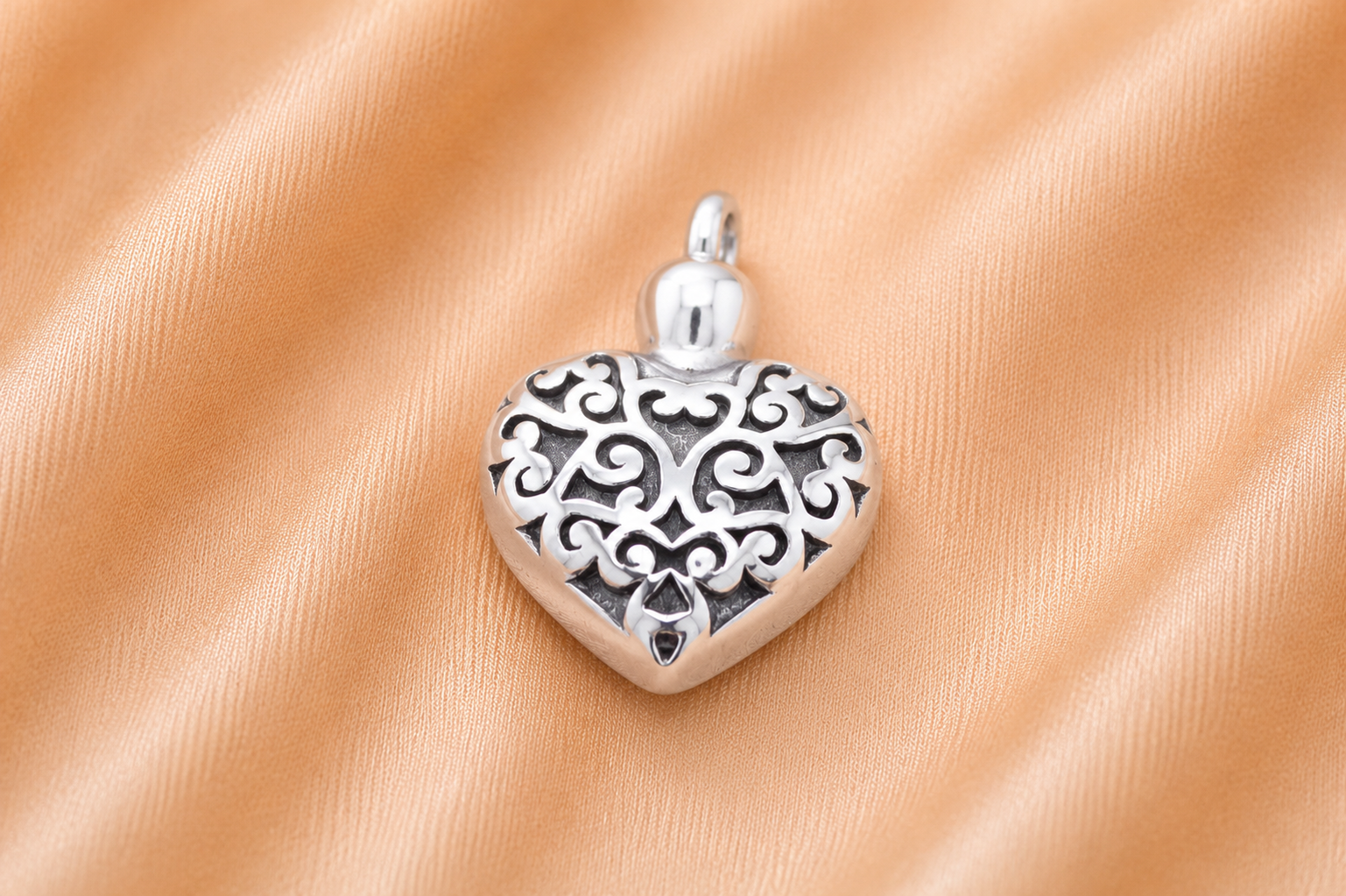 Zilveren Hart Ashanger met Sierlijk Ornamentdesign