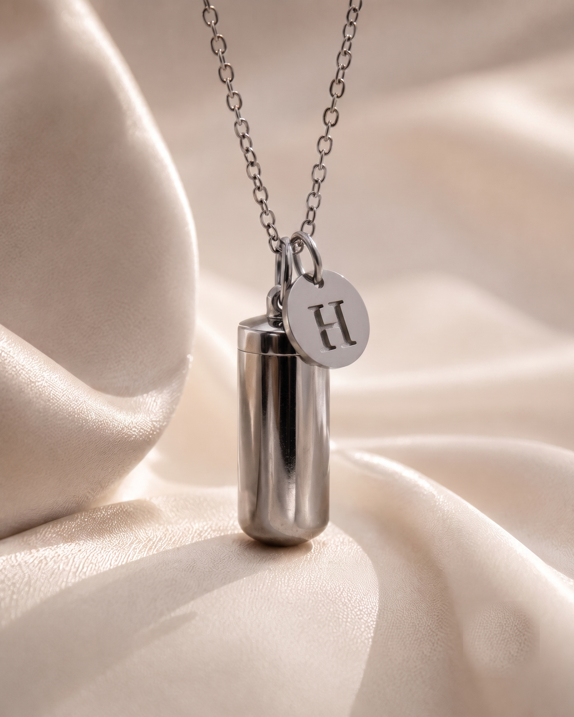 Initial necklace silver H