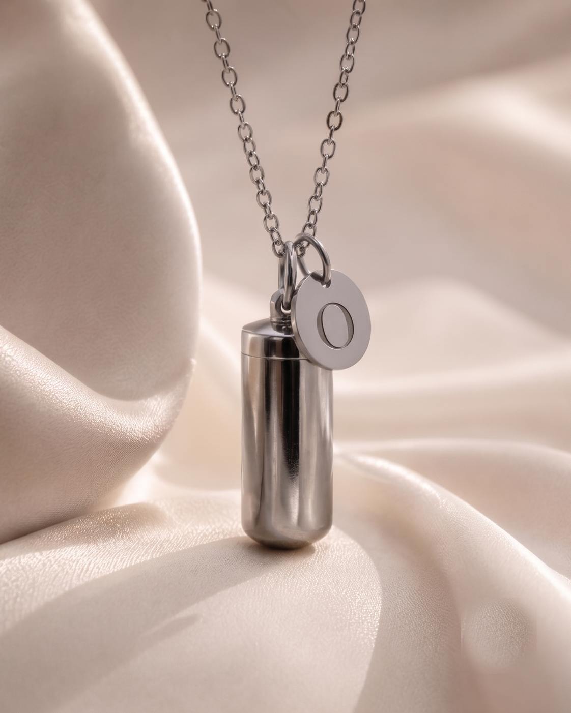 Initial necklace silver O