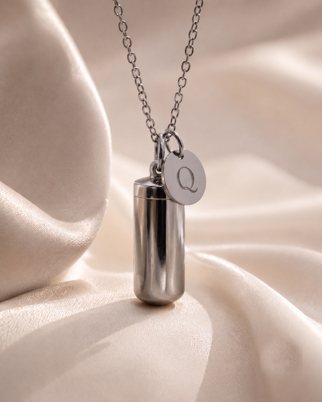 Initial necklace silver Q