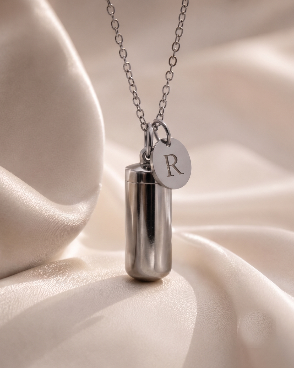 Initial necklace silver R