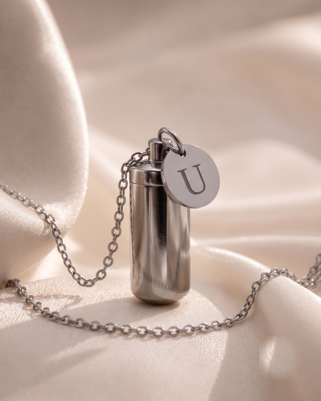 Initial necklace silver U