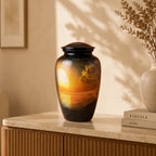 Porseleinen Urn Zonsondergang op een dressoir in een warme woonkamer