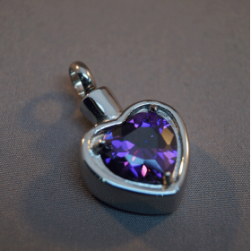 Ashanger hartvorm met paarse edelsteen